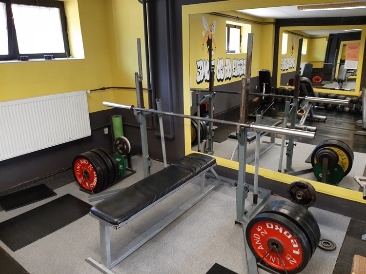 Závodní sada + stojan a lavice bench press / dřep / mrtvý tah