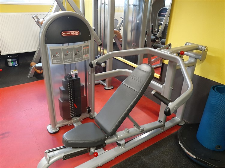 Tlak dual (3 nastavitelné možnosti – chest press, shoulder press, incline press) Star Trac